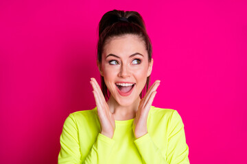 Poster - Portrait of astonished crazy sportswoman look empty space scream isolated over pink bright color background