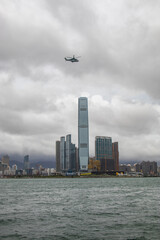 Wall Mural - Hélicoptère dans la baie de Hong Kong