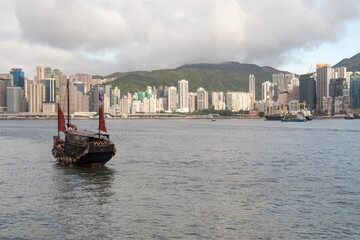 Wall Mural - Jonque dans la baie de Hong Kong