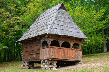 Canvas Print - SIBIU, ROMANIA - Oct 04, 2020: old Romanian house in the rural area at the Sibiu Village Museum - Romania