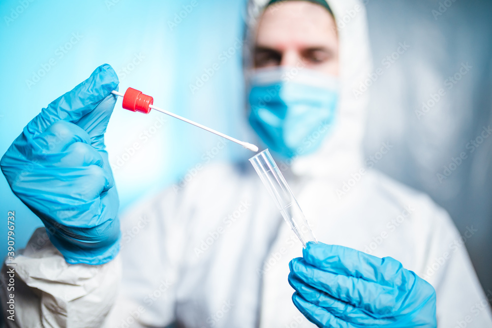 Medico o infermiere con tuta bianca covid fa il test del tampone salivare per il coronavirus covid 19 - obrazy, fototapety, plakaty 