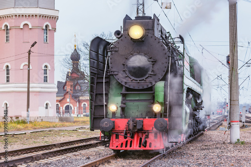 Dekoracja na wymiar  ze-stacji-odjezdza-retro-lokomotywa-parowa-aleksandrow-rosja