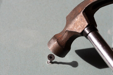 use a hammer to hammer the screw. Error in selecting the tool.