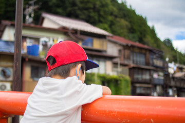 岐阜県 郡上市を歩く日本人の子供