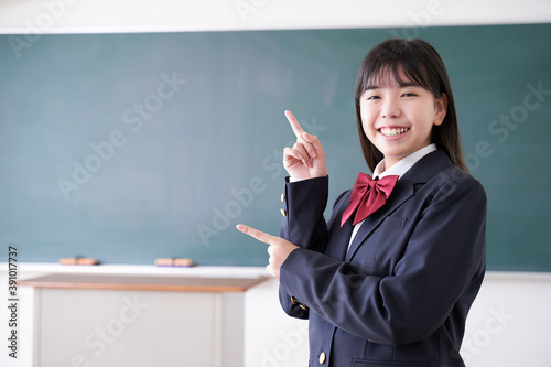 教室で指差しをする日本人女子中学生 Fotografiya Stock Adobe Stock 教室で指差しをする日本人女子中学生 Fotografiya Stock Adobe Stock