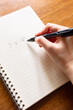 © ヒヤスン子 - ノートとペンでキャッチコピーのアイデアを出すコピーライター