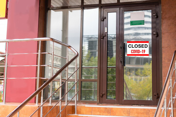 Aufkleber - Sorry we are closed sign board hanging on door of cafe