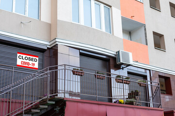 Aufkleber - Close-up on a red closed sign in the window of a shop displaying the message 
