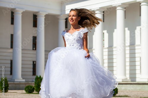 Fotografía Young beautiful girl in ballroom prom dress