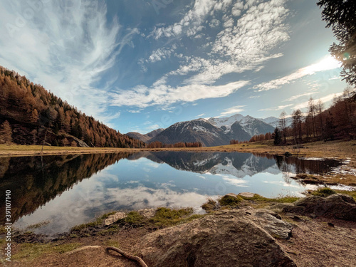 Fotomural lago di montagna colori autunno riflesso val di sole pejo