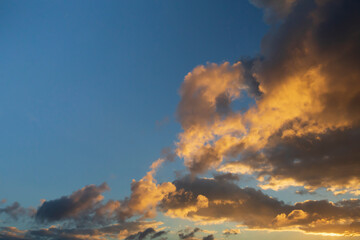 Wall Mural - close-up sunset background on a cloudy day.