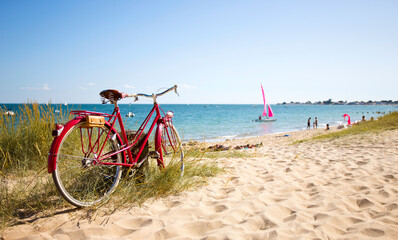 Wall Mural - Vieux vélo rouge en bord de plage sur le littoral français.