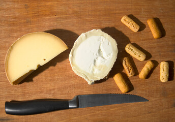 Queso de cabra  y queso cabeza de monje sobre una mesa de madera