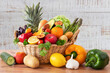 Obst und Gemüse in einem Korb auf Holz Hintergrund