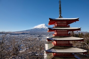 Wall Mural - 新倉山浅間公園忠霊塔と富士山