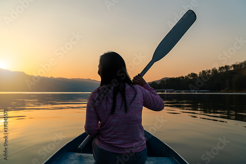 Cuadros en Lienzo Silhouette Beautiful body positive chubby girl woman kayak happy peace placid ad