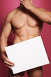 © drewsdesign - muslulöser Mann hält leeres Schild