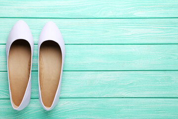 Poster - Purple female shoes on mint wooden table