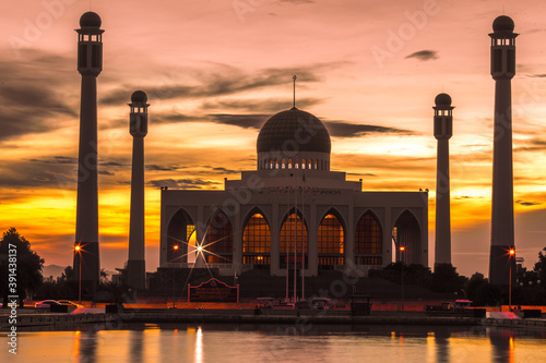 Cuadros en Lienzo Landscape of central mosque at twilight time, Hat yai,Songkhla, Beautiful destin
