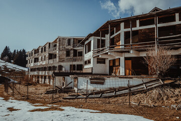 Wall Mural - Lostplace- Altes zerfallenes Skihotel in Italien