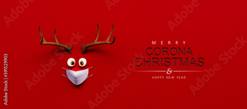 Cuadros en Lienzo Reindeer toy with cold red nose and medical mask on red Christmas Corona backgro
