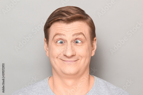Fotografía Portrait of funny happy man making goofy face with crossed eyes