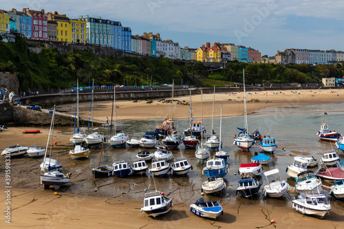 Fotomural Boats resting on the sand at lowtide in the picturesque harbour and seaside town