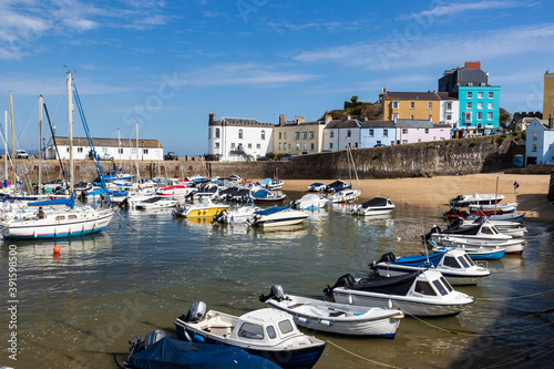 Fotografía Boats resting on the sand at lowtide in the picturesque harbour and seaside town