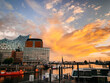Hamburger Hafen im Licht von Sonnenuntergang