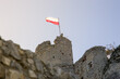 Flaga Polski na wieży ruin zamku