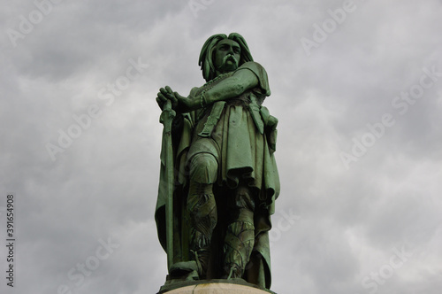 Fotomural Low angle shot of the Vercingetorix Monument captured in Burgundy, France