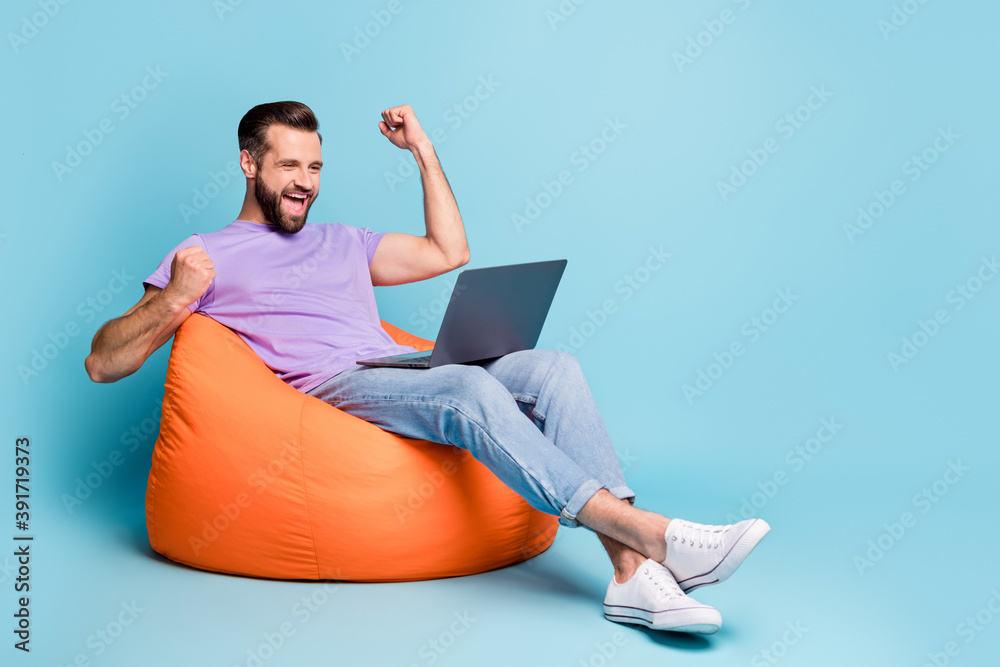 Full length body size photo of bearded freelancer gesturing like winner laptop isolated on vibrant blue color background - obrazy, fototapety, plakaty 