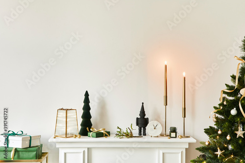 Fotografía Christmas composition on the white chimney at the living room interior with beautiful decoration