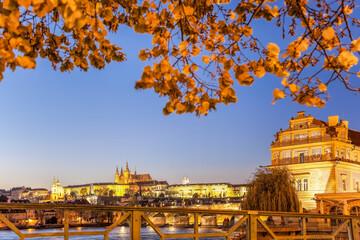 Fototapete - Prague Castle with famous Charles Bridge in the evening during autumn, Czech Republic