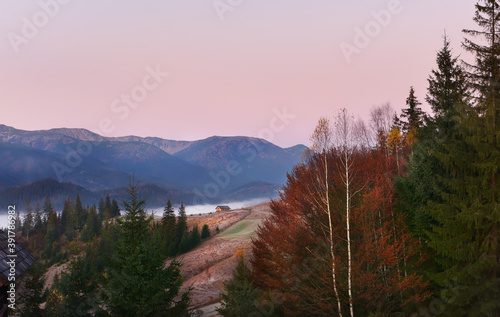 Fotografía Early morning in the autumn mountains