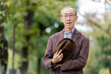 Canvas Print - 公園を散歩するシニア男性