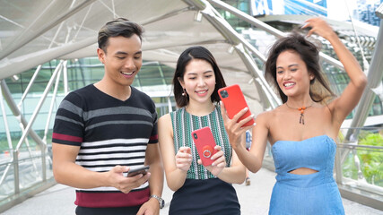 Canvas Print - Three asian young friends enjoy outdoor time visiting a new city