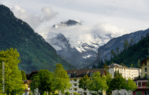 Fotografía Interlaken Höhematte - Schweiz, Blick auf den mit leicht mit Wolken umhüllten Be