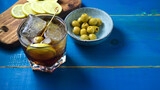 Fototapeta  - típico aperitivo español con vermú y aceitunas rellenas de anchoa 