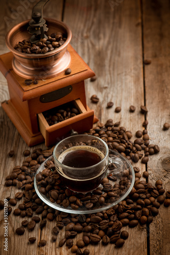 Photo cup of coffee with coffee grinder