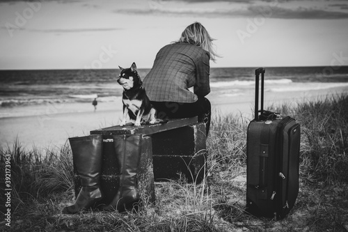 Fotografía woman and dog companions