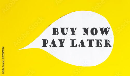 Cuadros en Lienzo Buy now pay later speech bubble isolated on the yellow background