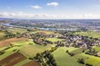 Bild einer Luftaufnahme der Stadt Regensburg in Bayern und der Landschaft mit dem Fluss Donau und Felder und Wiesen, Deutschland