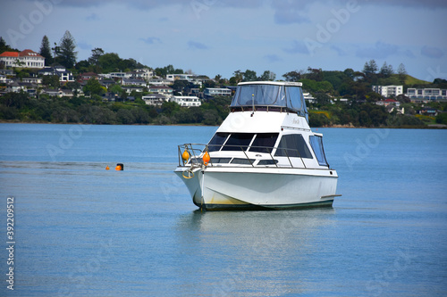 Fotografía AUCKLAND, NEW ZEALAND - Nov 02, 2020: old motorboat moored in Tamaki river
