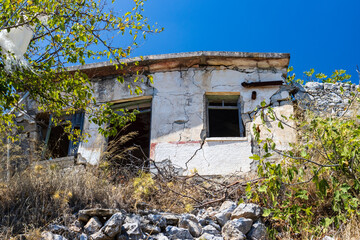 Canvas Print - Abandoned earthquake damaged house on Crete, Greece