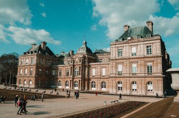 Canvas Print - PARIS, FRANCE - Nov 02, 2020: Beautiful landscape shot of the amazing architectural sites of Paris