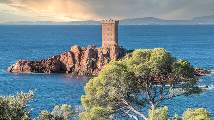 Château de l'île d'or de Boulouris à Saint Raphaël sur la Côte d'Azur avec un soleil couchant