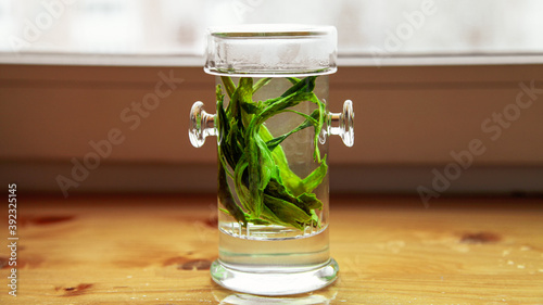 Fotomural Green Chinese tea taiping houkui (Peaceful monkey leader) brewed in glass Tea flask