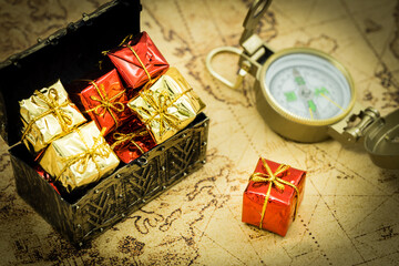 Aufkleber - old chest full of gifts, compass, treasure hunt concept