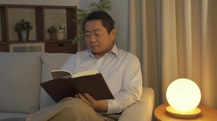 Poster - 夜間読書をする中高年男性